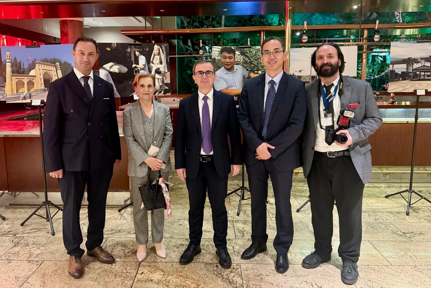 Generalkonsulat China Hamburg präsentiert Fotoausstellung auf Empfang anlässlich es chinesischen Nationalfeiertags im Hotel Elysée Hamburg