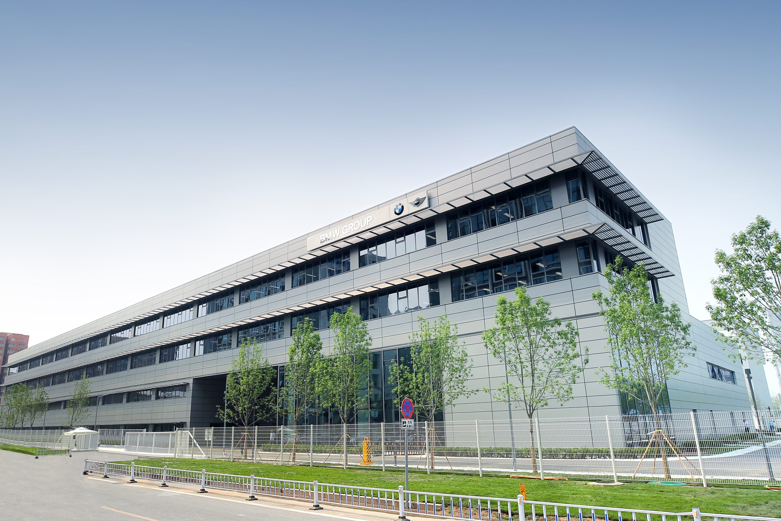 BMW Brilliance Automotive Ltd. 华晨宝马汽车有限公司 – BMW 马年版 – In China, für China und die Welt