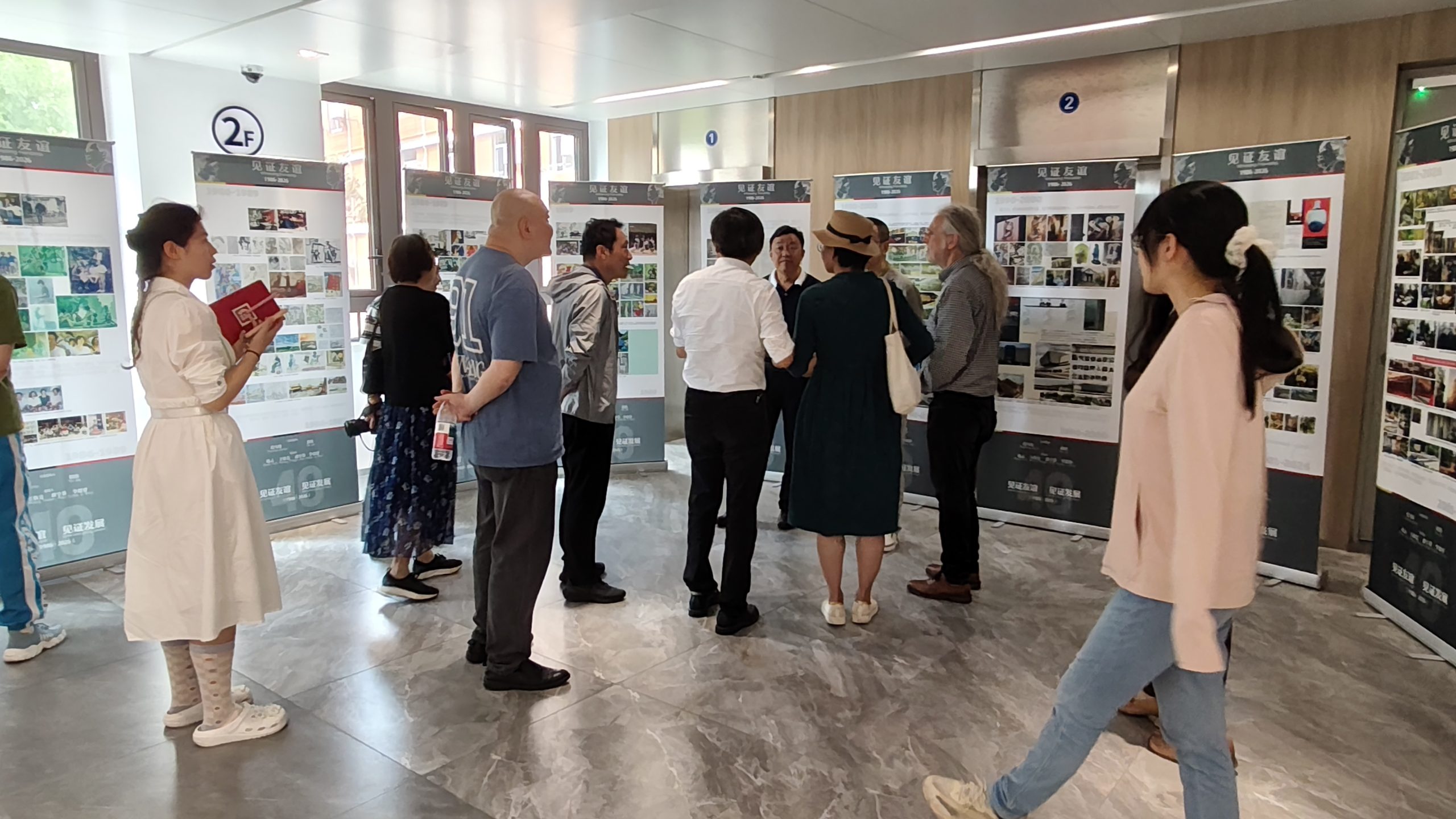 Ausstellungseröffnung am 21. Mai 2026. Witnessing Friendship – Witnessing Development – China-Deutschland 1986–2026 am Shanghai Jdiguang Polytechnic College